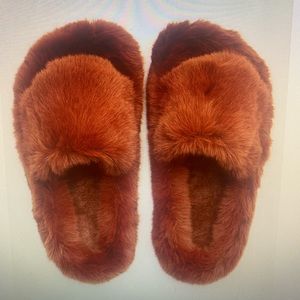 Aerie Fuzzy Fur Slides